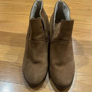 Bearpaw women’s block heel suede ankle boots size 10.